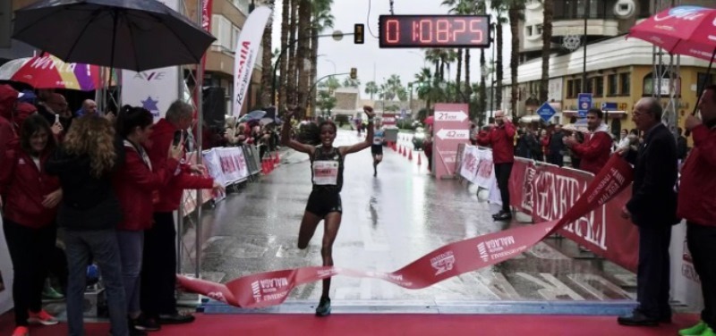 Woldu Mekdes, ganó a los varones en la general de la Media Maratón de Málaga