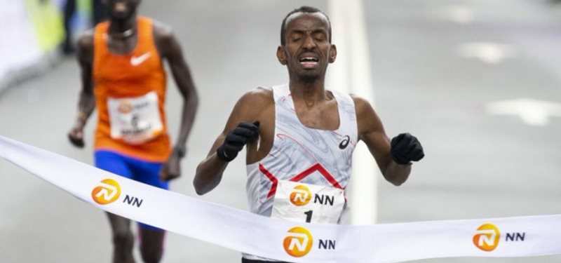 Bashir Abdi y Eunice Chumba ganan la Maratón de Rotterdam