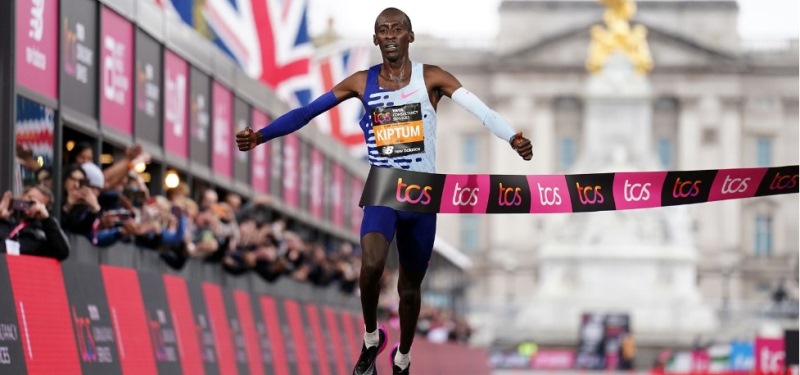 Kelvin Kiptum gana la maratón de Londres (2:01:25) rozando el récord mundial