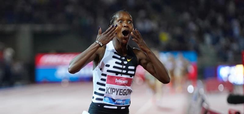 Faith Kipyegon por lograr 2 récords mundiales recibió 33.000 euros y una casa amueblada