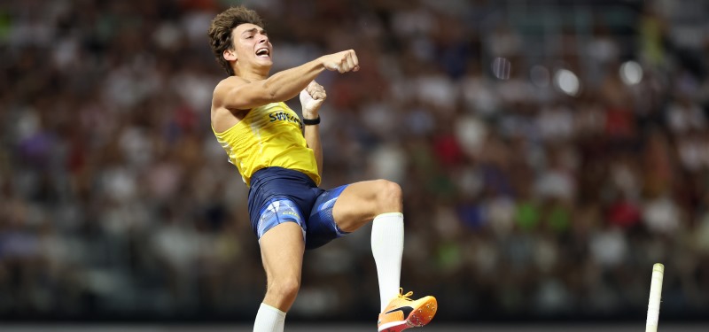 Budapest 2023: Duplantis pasea su pértiga por Budapest