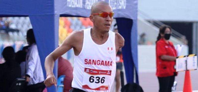 Carlos Sangama establece el récord nacional absoluto de los 1,500 T46 (04.15.46)