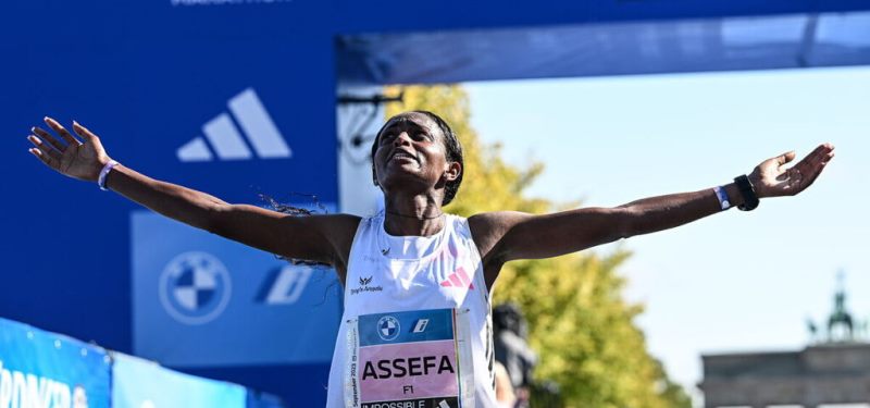 Tigst Assefa quiebra el récord mundial femenino de maratón (02:11.53)