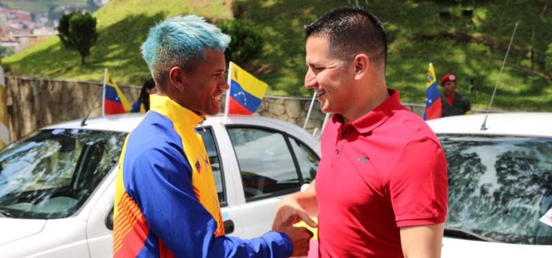 Gobierno de Venezuela premiaron a medallista de oro de Santiago 2023 con vehículos
