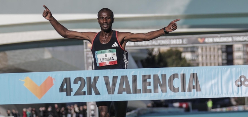 Sisay Lema gana la Maratón de Valencia con récord de competencia (2:01:48)