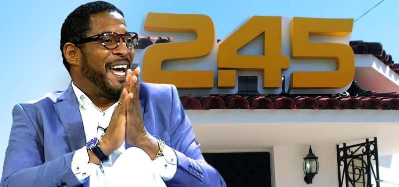Fiesta a Javier Sotomayor en bar en La Habana