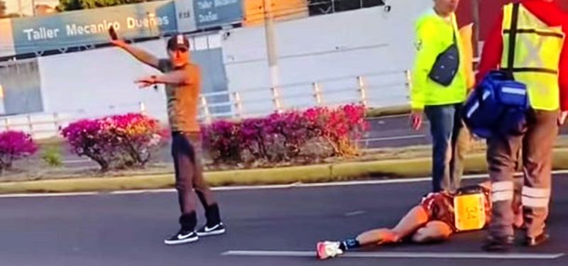 Motocicleta de jueces arrolla a corredor elite en la Media Maratón de Guadalajara