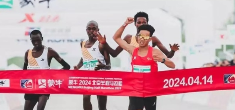 Escándalo en la media maratón de Pekín: tres corredores se dejan ganar en la llegada