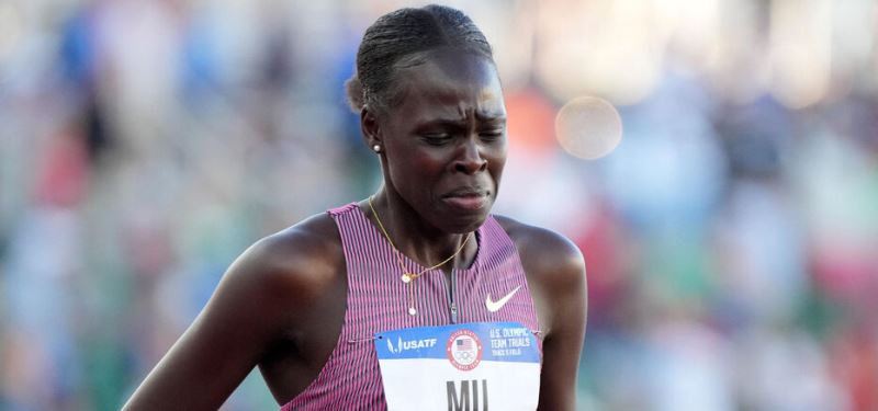 Campeona olímpica Athing Mu le dijo adiós a Paris tras sufrir una caída