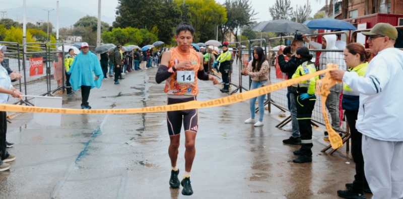 Peruano René Champi retiene titulo del Circuito Internacional Las Cruces de Cuenca 10K