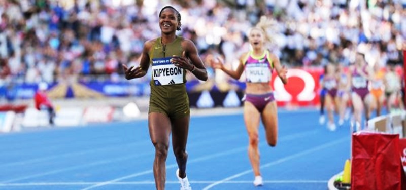 Faith Kipyegon quebró el récord mundial 1,500 (3:49.04) que estaba en su poder