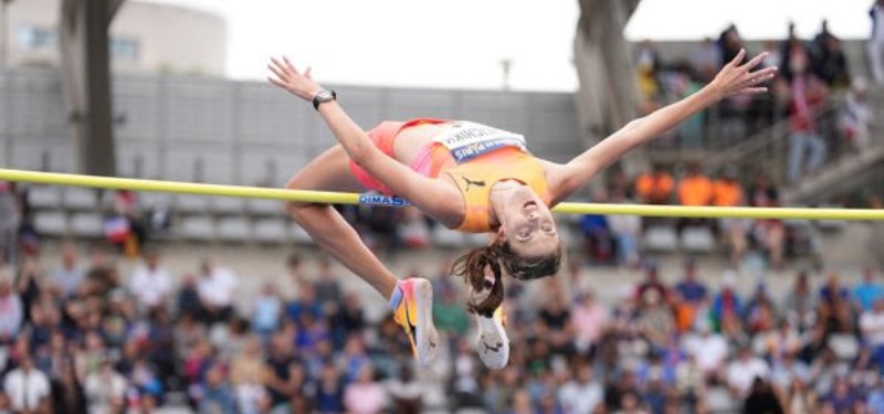 Ucraniana Mahuchikh bate el récord mundial de salto alto con 2.10 m en París