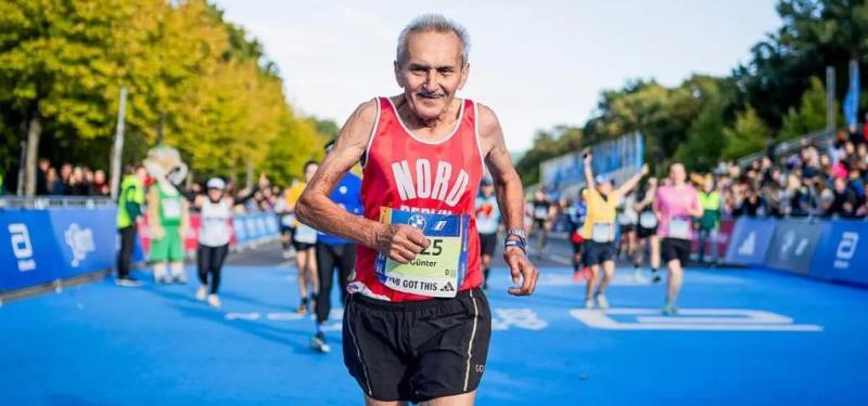 Günter Hallas, primer ganador del maratón de Berlín, completa la 50 edición de la prueba con 84 años