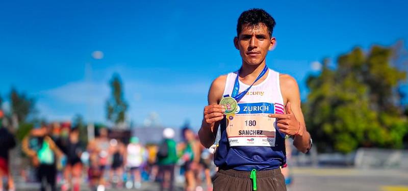 Frank Luján establece su récord tras correr la maratón de Sevilla
