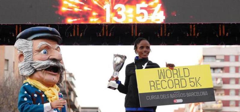 Beatrice Chebet bate el récord mundial de los 5k, en ruta, (13:54)