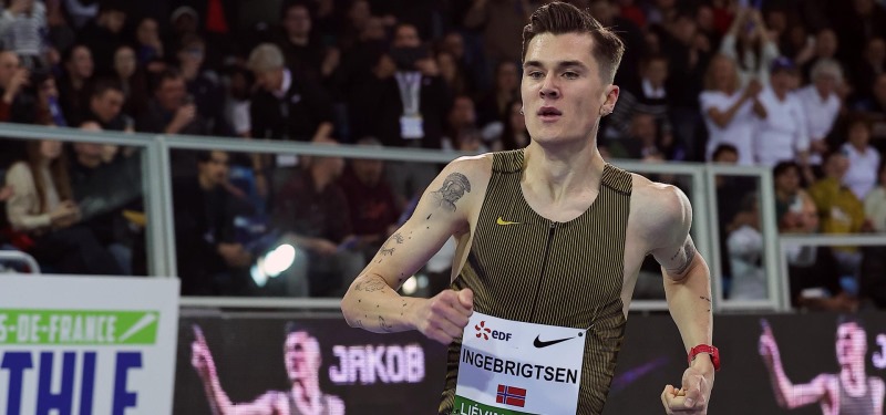 Jakob Ingebrigtsen bate los récords mundiales de 1500 m y milla en pista cubierta en Lievin