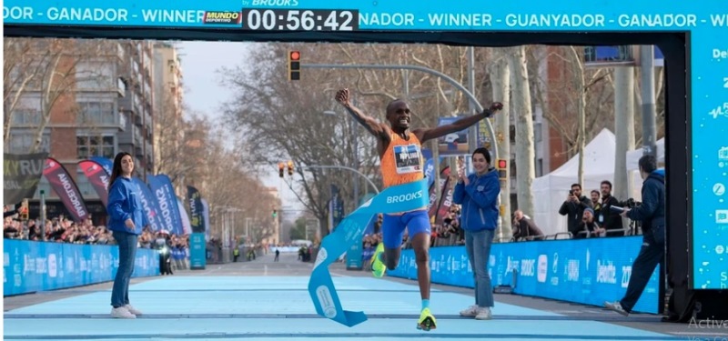 Jacob Kiplimo establece el récord mundial de media maratón en Barcelona (56.42)