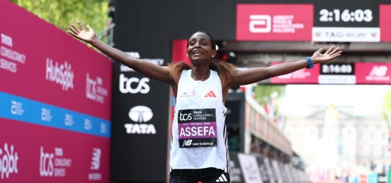 Tigst Assefa de Etiopia gana la maratón de Londres con récord mundial (2h.15.50)