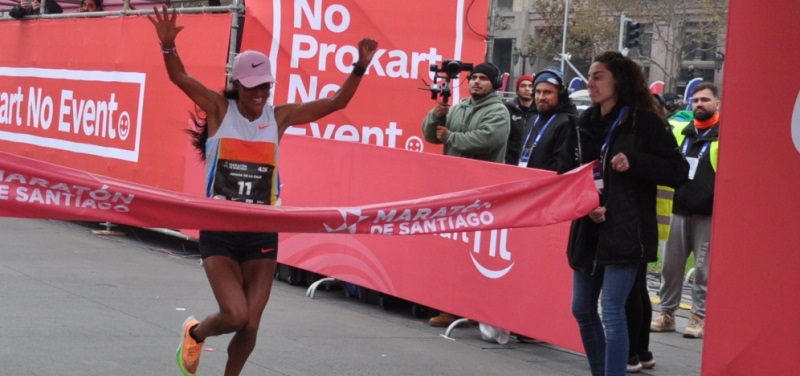 Fondismo peruano en la cima de la Maratón de Santiago con Jovana de la Cruz y Dina Velasquez