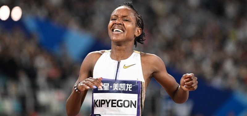 Faith Kipyegon rompe el récord mundial de los 1.500m (3:49.04) en Eugene