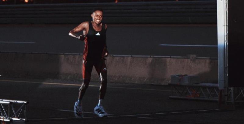 Sibusiso Kubheka  es el primer humano en correr 100km por debajo de las 6 horas