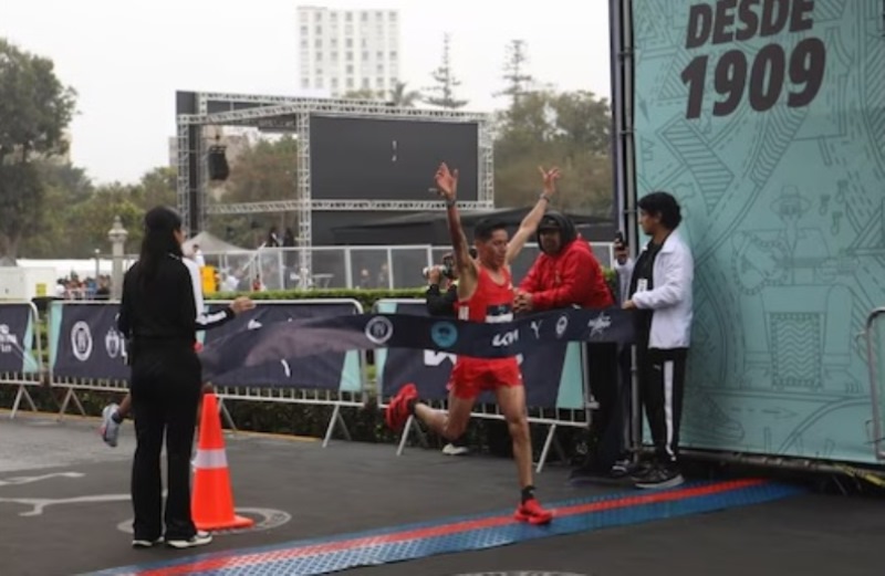 Ulises Ambrocio y Saida Meneses ganan la Media Maratón de Lima