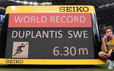 Armand Duplantis gana el título mundial y amplia su récord en la garrocha a 6.30 m.