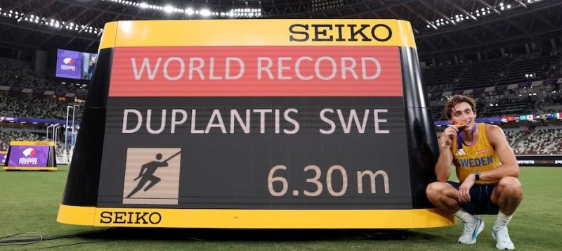 Armand Duplantis gana el título mundial y amplia su récord en la garrocha a 6.30 m.