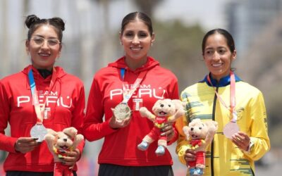 Marcha peruana con Kimberly García y Mary Luz Andía en la cima de los Bolivarianos