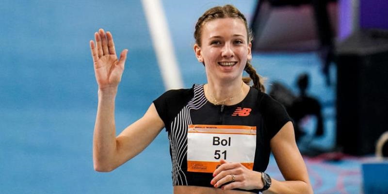 Femke Bol corre en 1:59 el primer 800m de su carrera, relajada y en pista corta