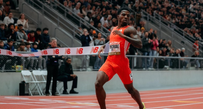 McRae rompe el récord mundial de 400 m en pista corta en Fayetteville