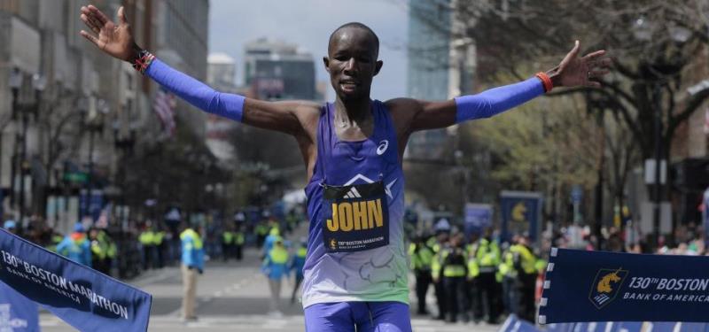 El keniano John Korir revalida título con nuevo récord en la Maratón de Boston