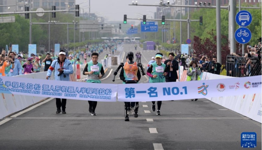 Los robots se disparan en Pekín: pulverizan el récord humano