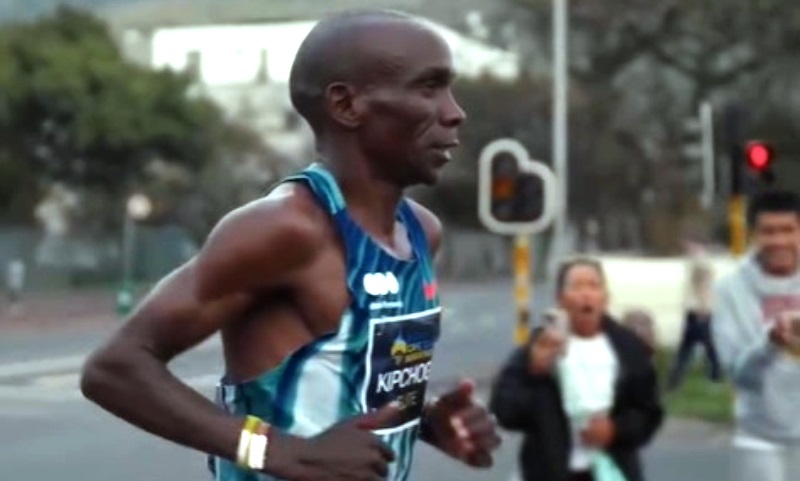 Kipchoge inicio su reto de correr una maratón en siete continentes en Cape Town