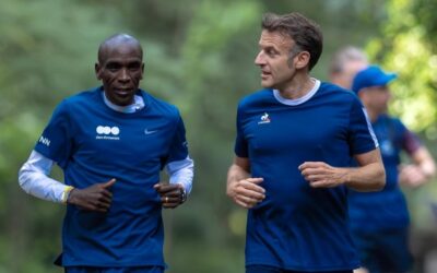 Presidente de Francia Emmanuel Macron corre por las calles de Nairobi con Eliud Kipchoge