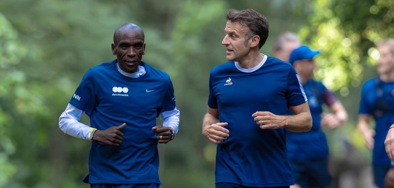 Presidente de Francia Emmanuel Macron corre por las calles de Nairobi con Eliud Kipchoge