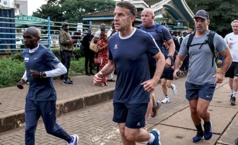 Presidente de Francia Emmanuel Macron corre por las calles de Nairobi con Eliud Kipchoge