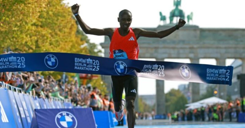 Sabastian Sawe se retira por lesión para la maratón de Berlín